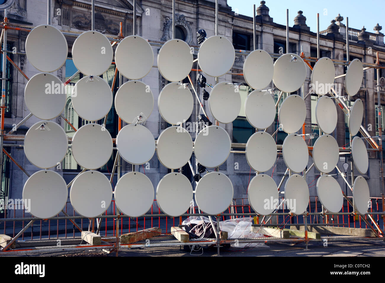 Viele Sat-Antennen stellen zusammen eine Kunstinstallation. Stockfoto