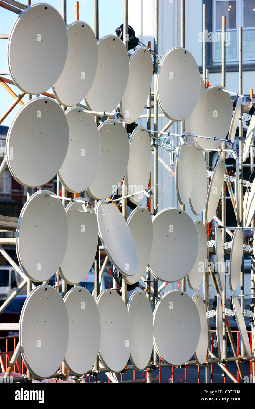 Viele Sat-Antennen stellen zusammen eine Kunstinstallation. Stockfoto