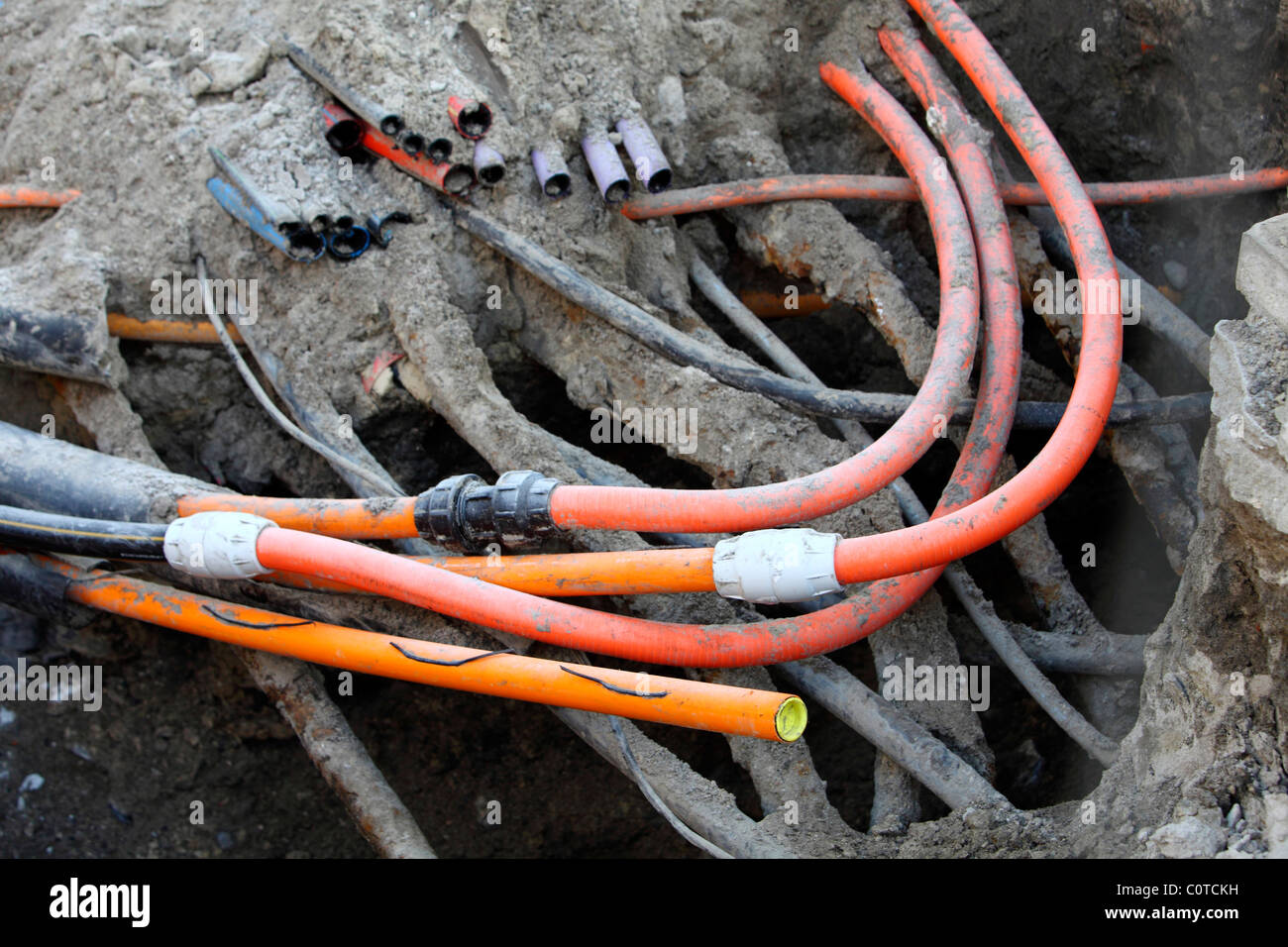 Verschiedene Kabel in einer Konstruktion, Kabel Graben. Kabel für die Kommunikation, Strom, Leistung. Stockfoto Verschiedene Kabel in einer Konstruktion, Kabel Graben. Kabel für die Kommunikation, Strom, Leistung. Stockfoto