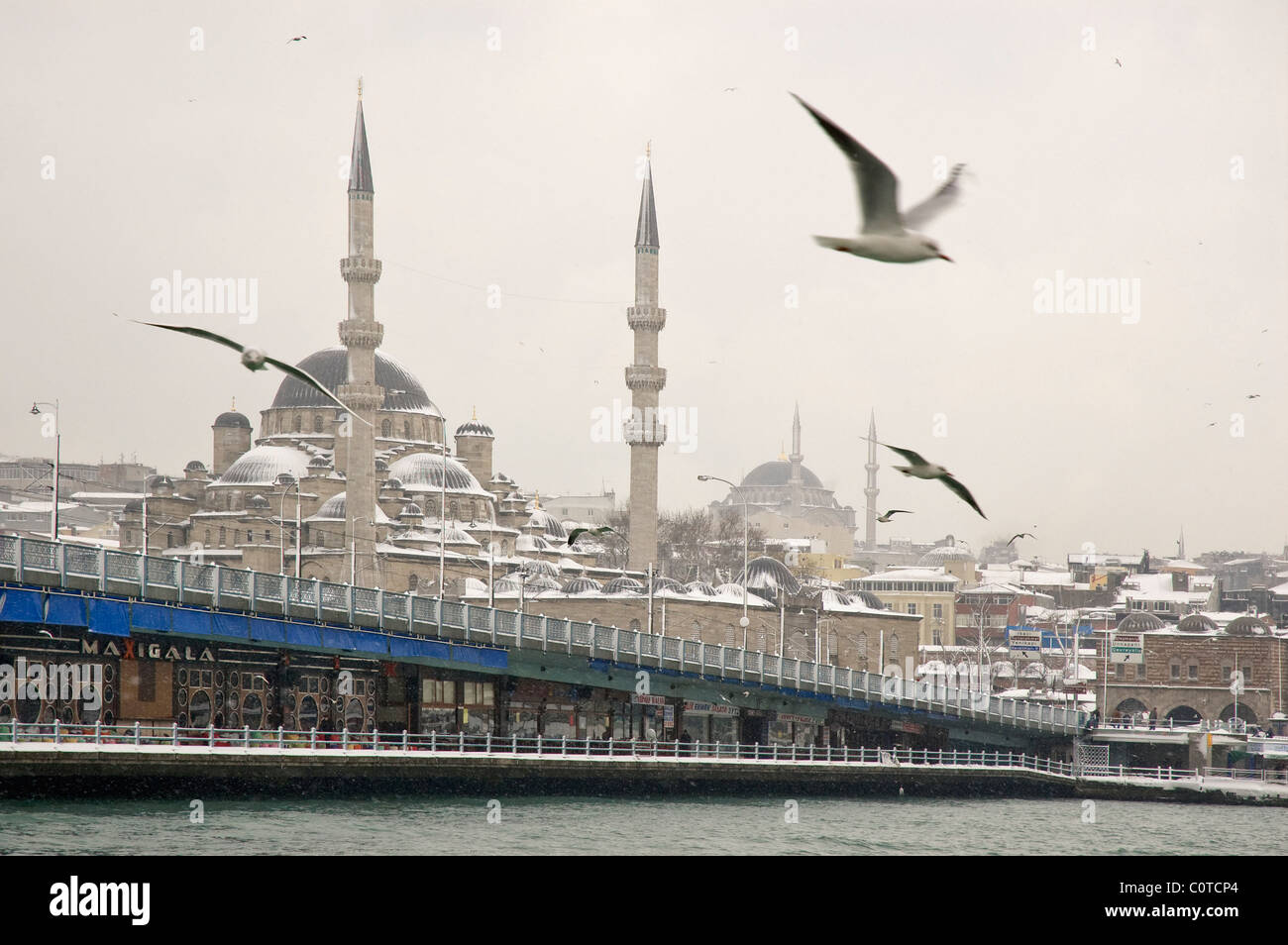 Neue Moschee und Galata-Brücke im Winter, Istanbul, Türkei Stockfoto