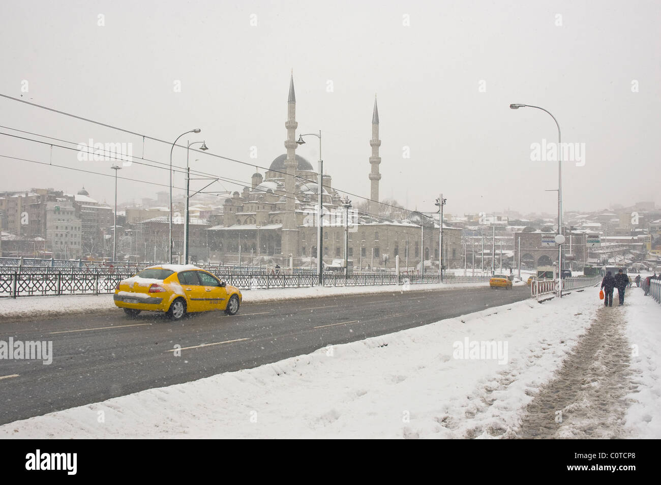 Neue Moschee und Galata-Brücke im Winter, Istanbul, Türkei Stockfoto
