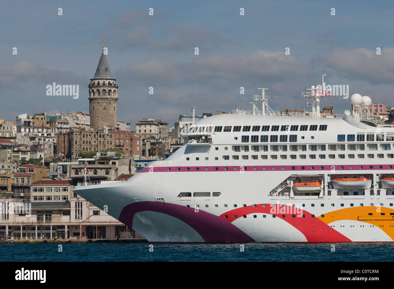 Eine Kreuzfahrt in Istanbul, Galata-Turm im Hintergrund, Istanbul, Türkei Stockfoto