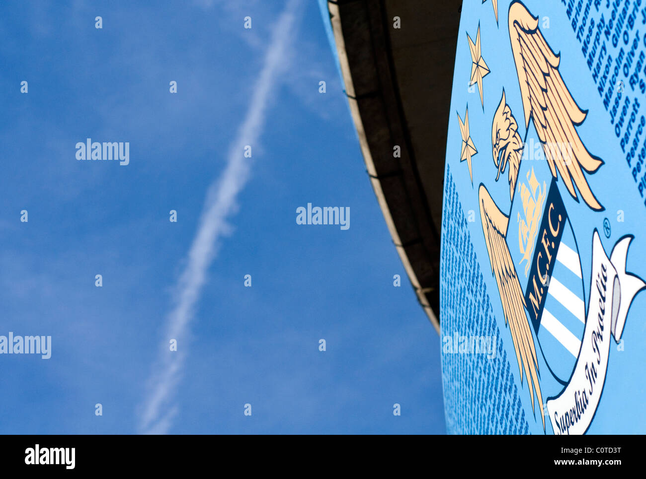 Das Club-Abzeichen auf der Außenseite eines Standes im Manchester Citys Etihad Fußballstadion in England Stockfoto