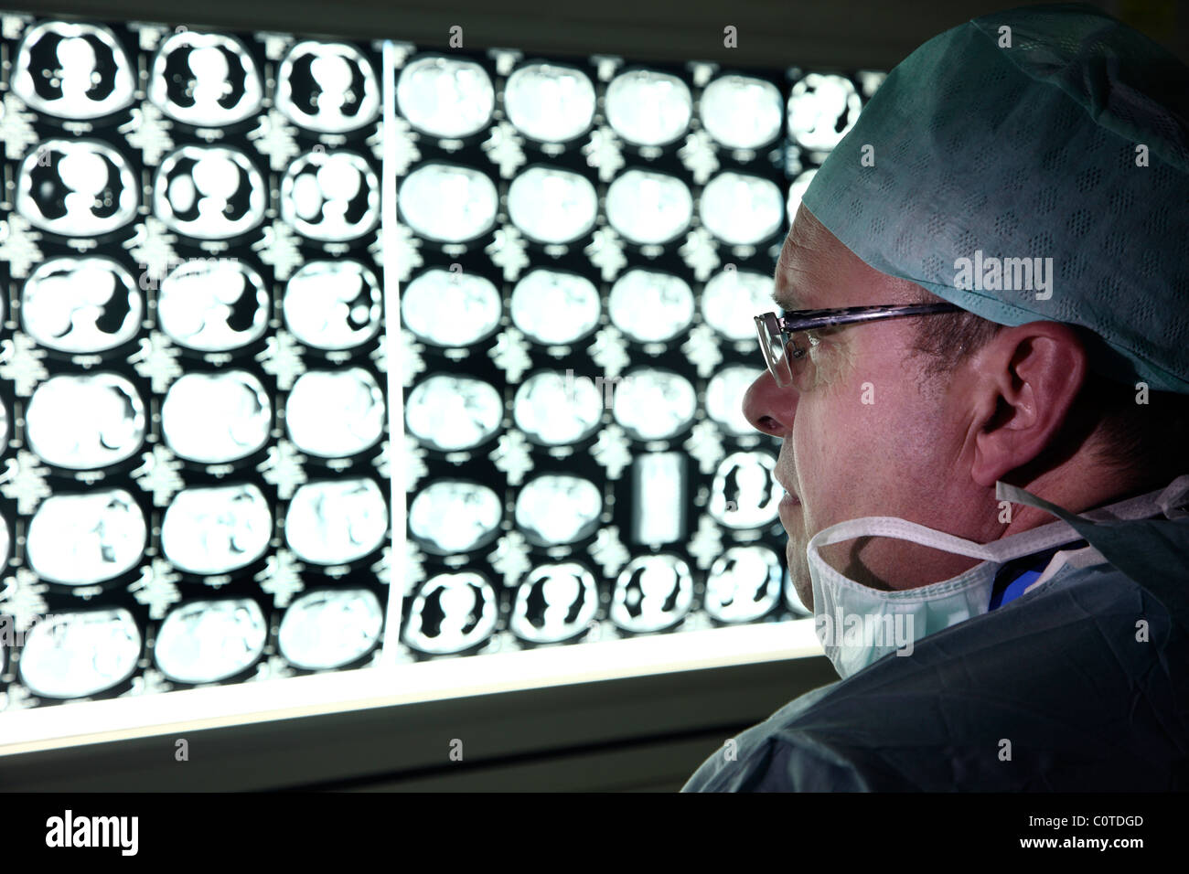 Radiologe, Arzt in einem Krankenhaus befasst sich mit CT-Aufnahmen eines Patienten. Stockfoto