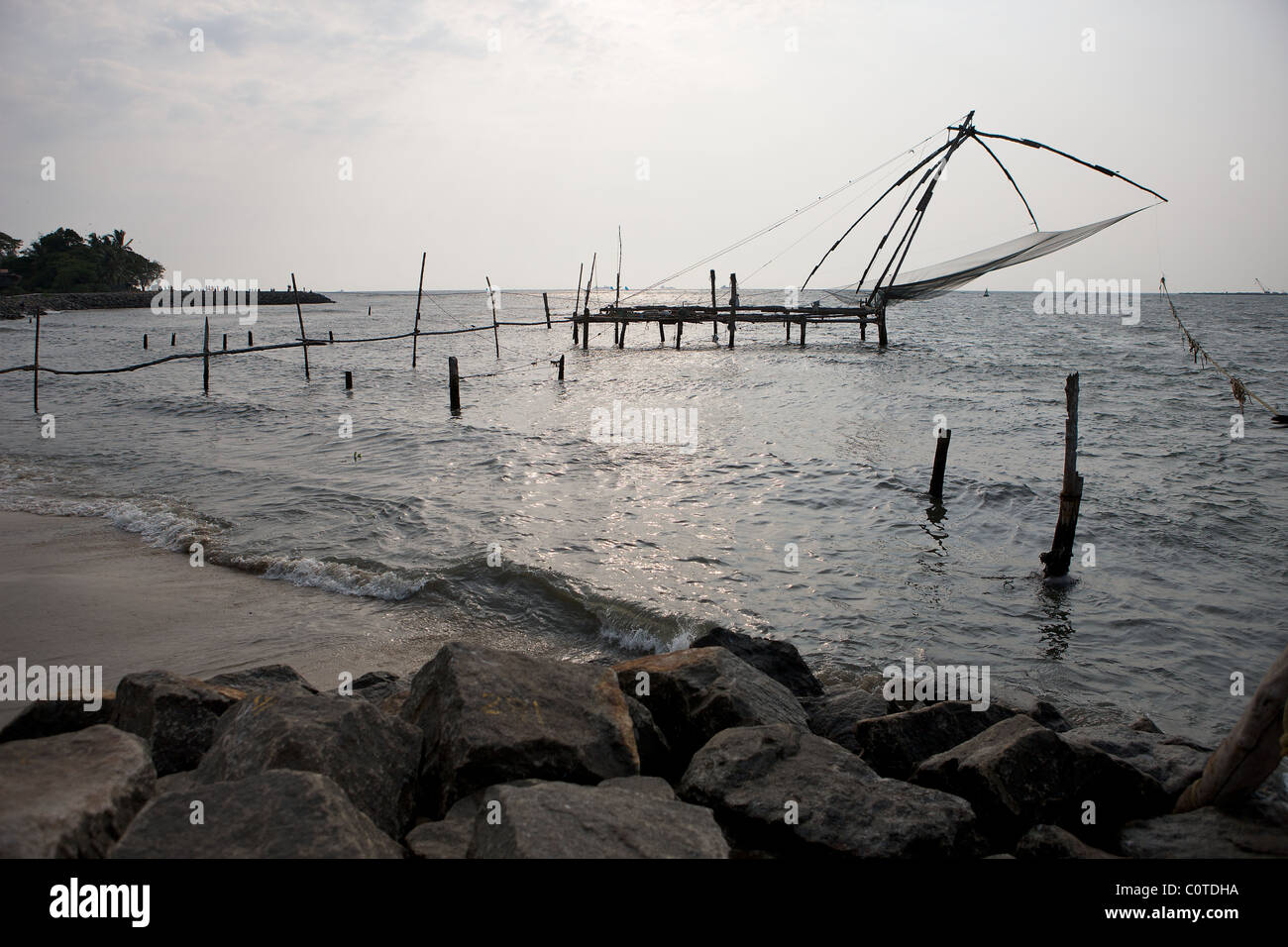 Traditionelle chinesische freitragend Fischernetz, Fort Cochin, Kerala, Indien. 15 Sekunden Exposition Stockfoto