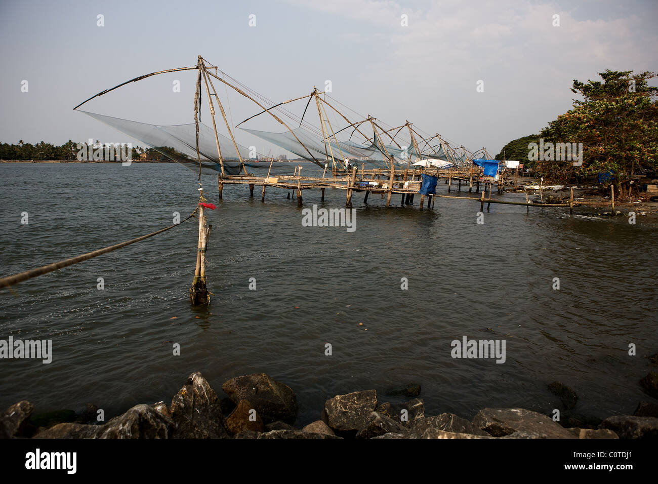 Traditionelle chinesische freitragend Fischernetz, Fort Cochin, Kerala, Indien. 15 Sekunden Exposition Stockfoto