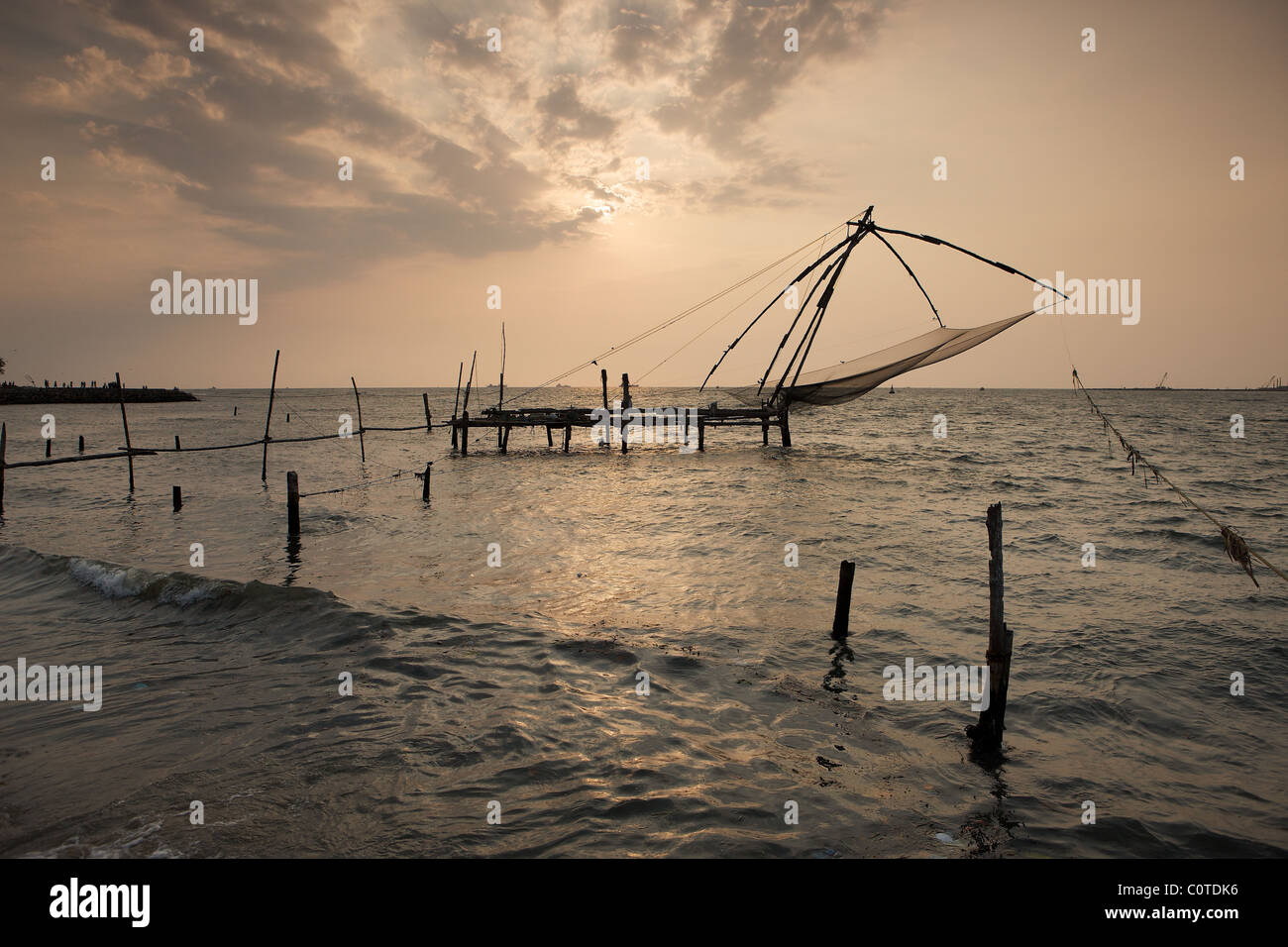 Traditionelle chinesische freitragend Fischernetz, Fort Cochin, Kerala, Indien. Stockfoto