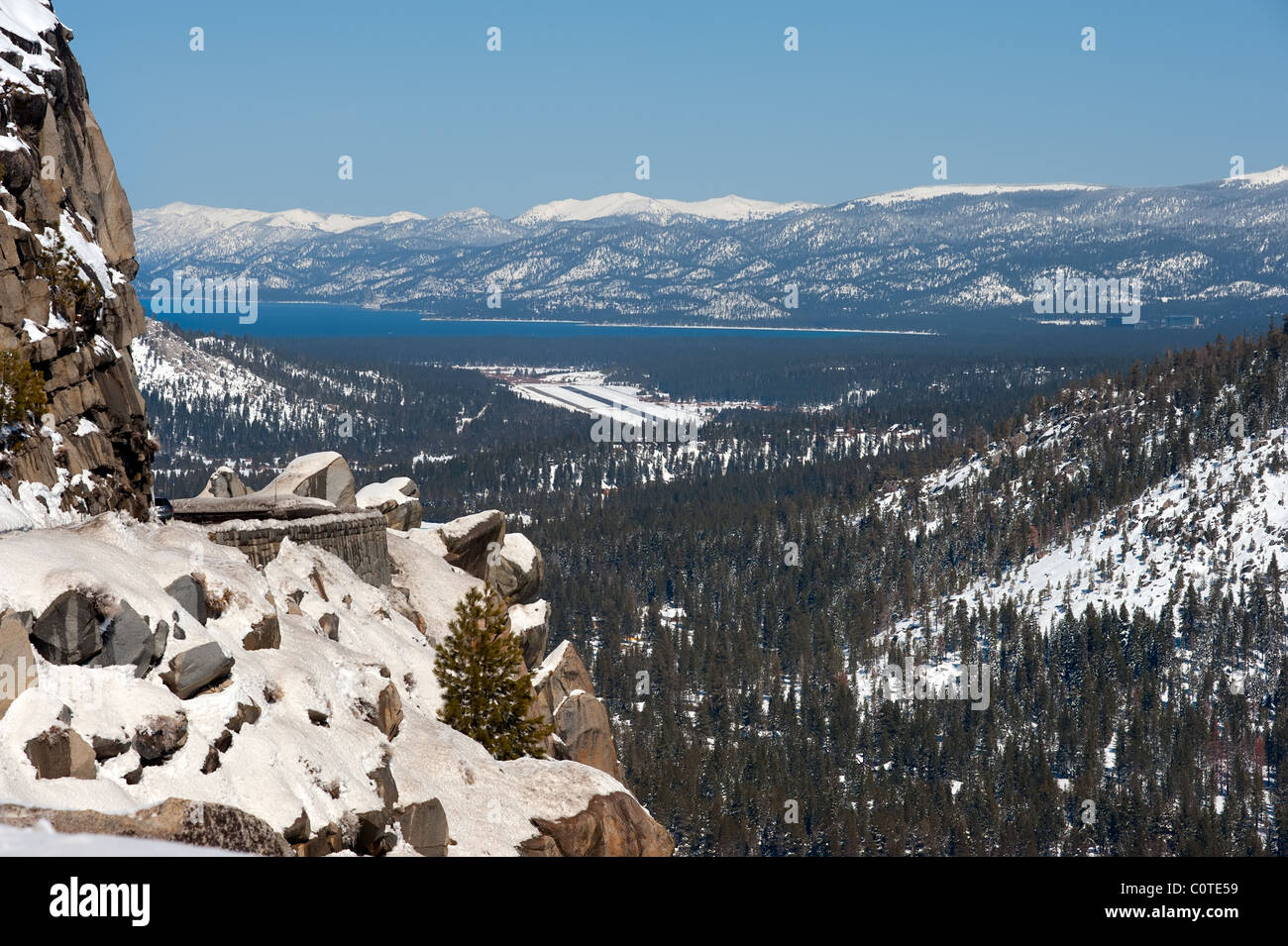 Lake Tahoe mit dem Flughafen in Schnee und Fahrbahn auf der linken Seite Stockfoto