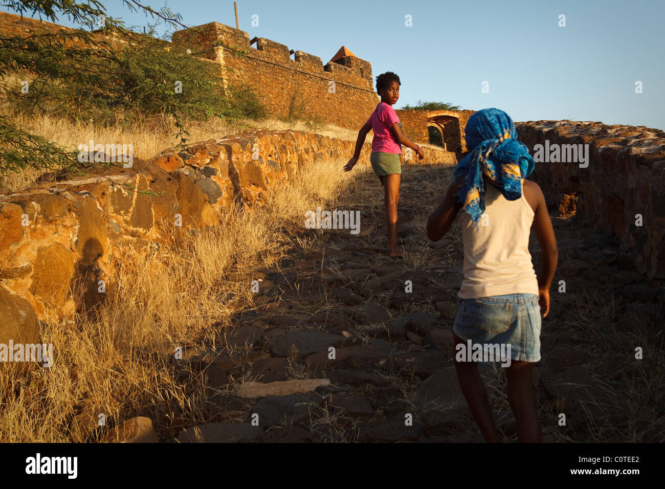 Zwei Mädchen Wanderung auf einem gepflasterten Weg zur Festung Forte Real de São Filipe in Cidade Velha, Kap Verde Stockfoto