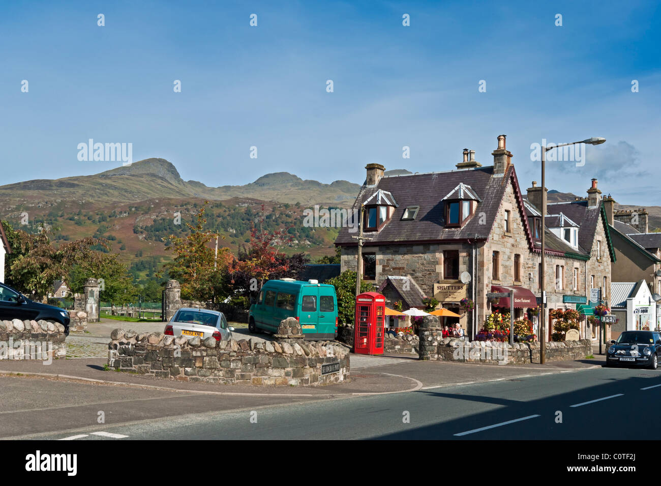 Die Hauptstraße durch Killin in Tayside Schottland mit dem Tarmachan Grat hinter (links) Stockfoto