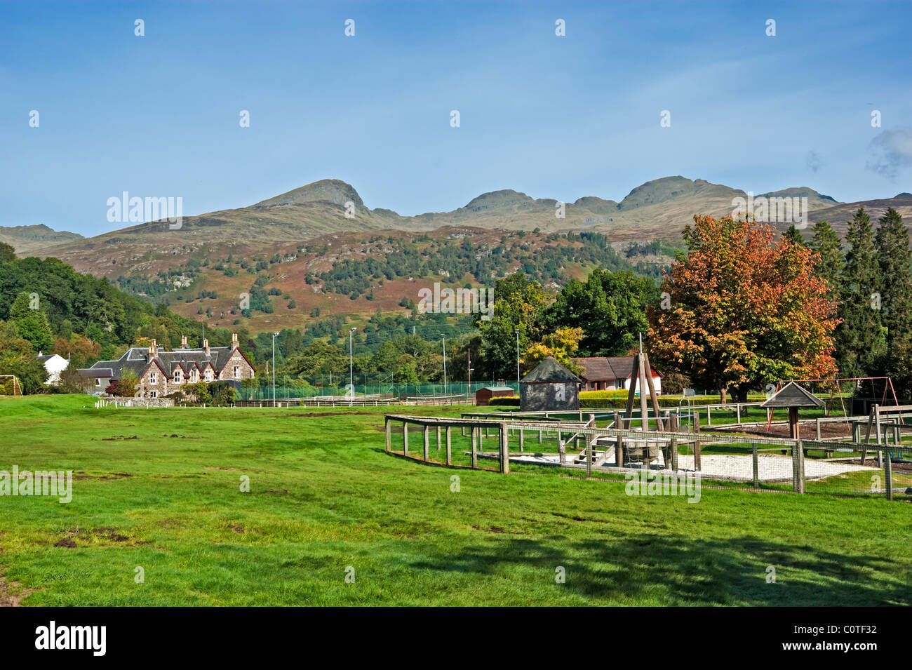 Spielfeld in Killin in Tayside Schottland mit dem Tarmachan Grat hinter Stockfoto