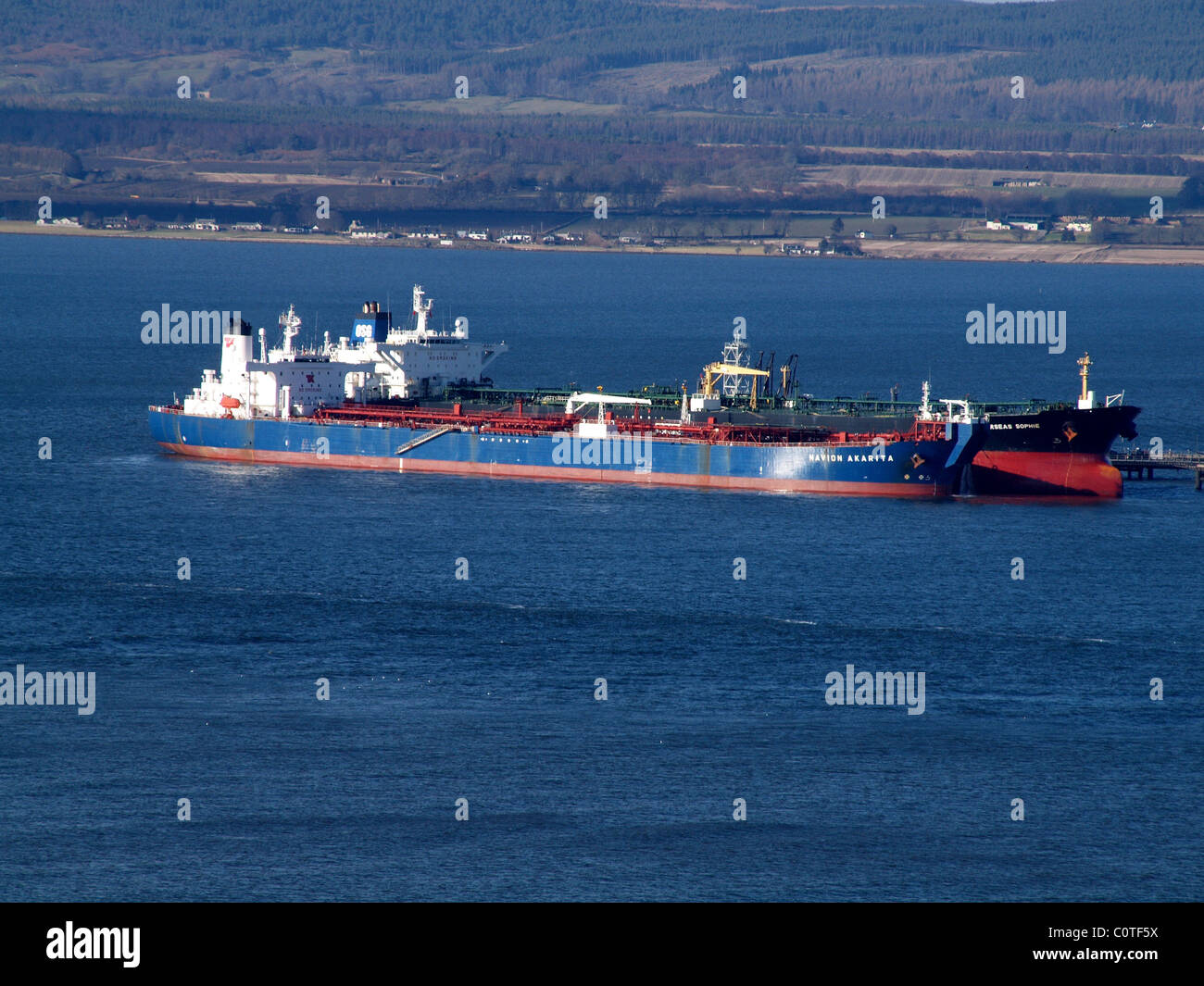 Zwei Tanker im schottischen Cromarty Firth bei Nigg Oil Terminal festgemacht Stockfoto