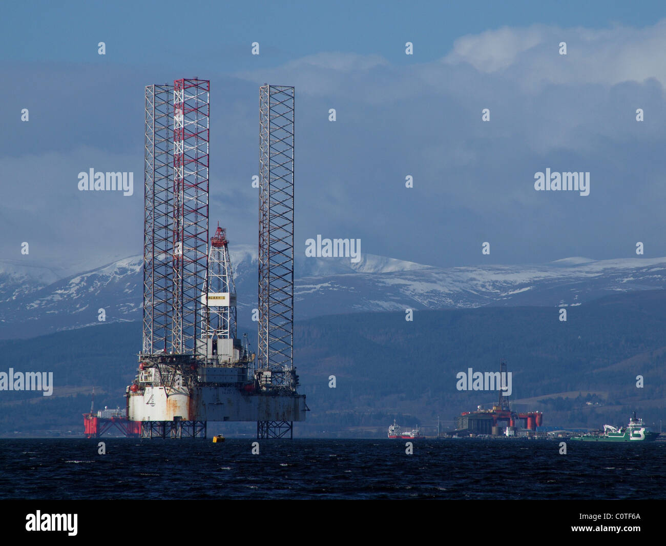 Bohrinseln im Cromarty Firth, auf der Suche, Invergordon Stockfoto