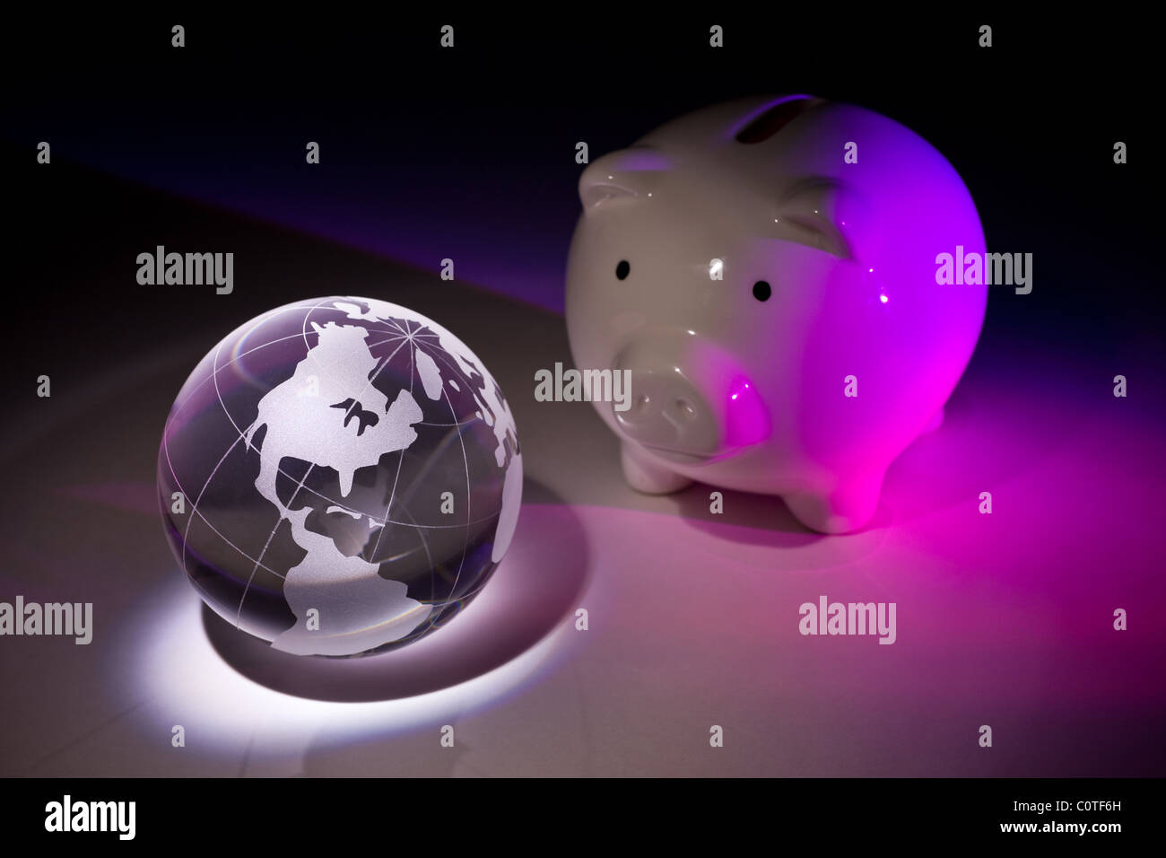 Globus und Sparschwein für Hintergrund Stockfoto