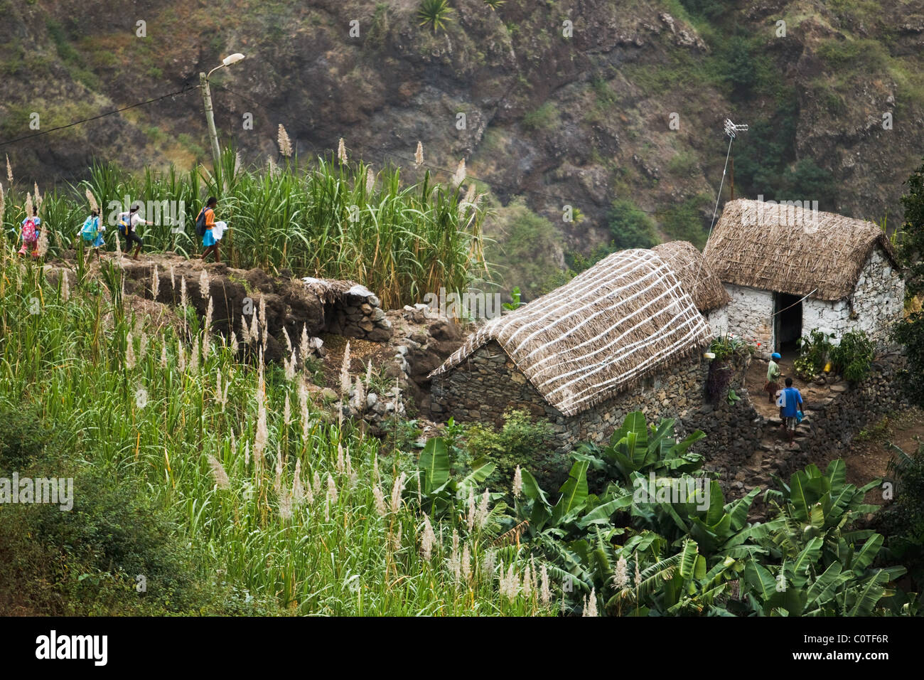 Kinder gehen Sie einen Bergpfad auf dem Weg zur Schule in der Nähe von Paul, Santo Antao Insel, Kap Verde Stockfoto