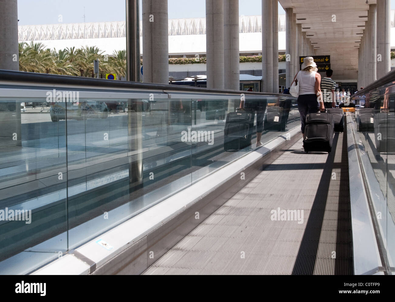 Person Mit Gepack Am Flughafen Ankunft Abflug Im Freien Aussenbereich In Palma De Mallorca Spanien Europa Stockfotografie Alamy