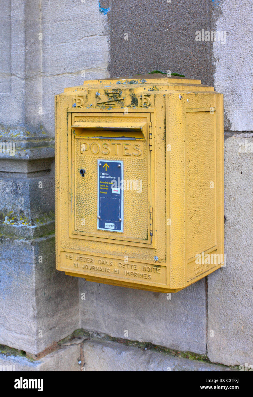 La Poste französischen gelben Briefkasten. Stockfoto