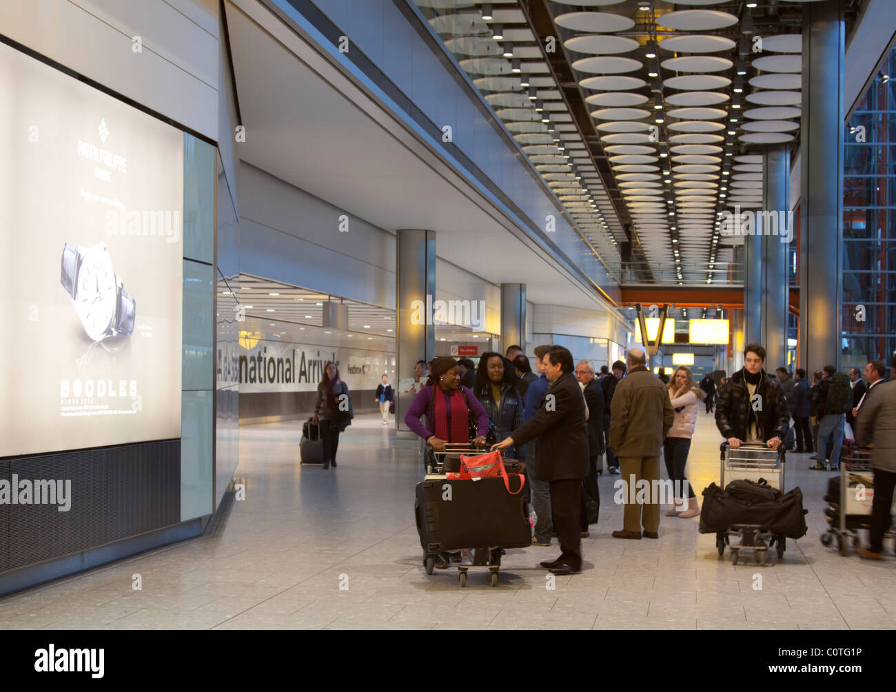 Ankunftshalle - Terminal 5 – Flughafen Heathrow - London Stockfoto