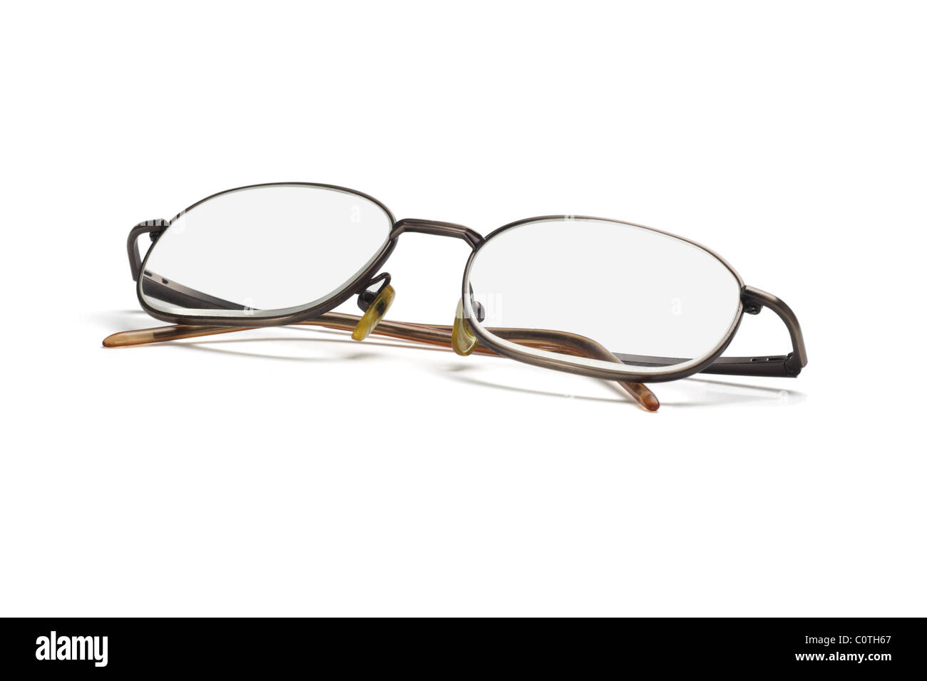 Metallrahmen Brillen isoliert auf weißem Hintergrund Stockfoto