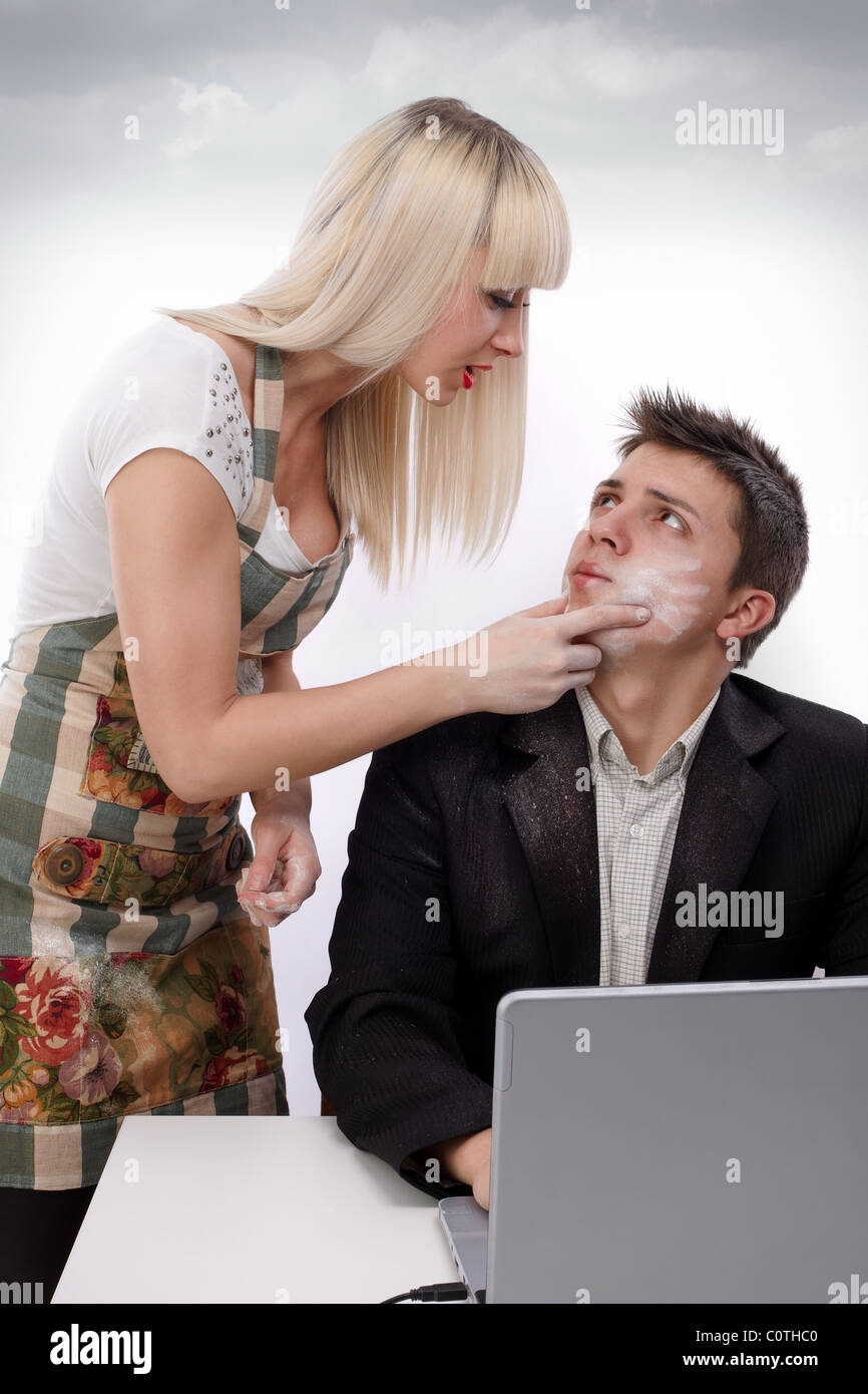 Junge Frau mit ihrem Mann zu streiten, weil sie arbeitet und seine Sitzung am laptop Stockfoto
