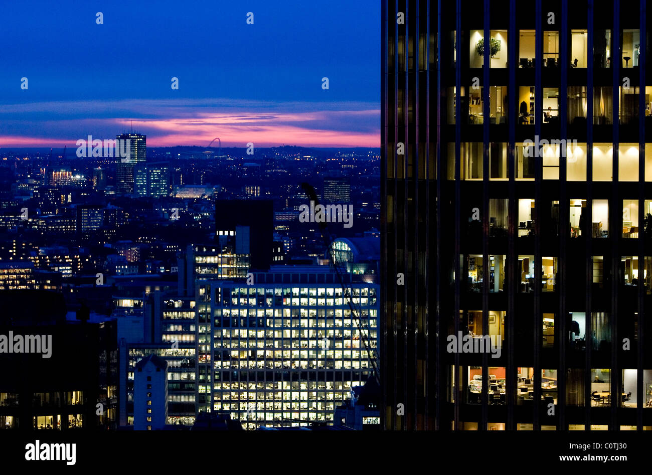 Blick auf Tower 42, ehemals Natwest Tower, mit der City of London im Hintergrund. Stockfoto