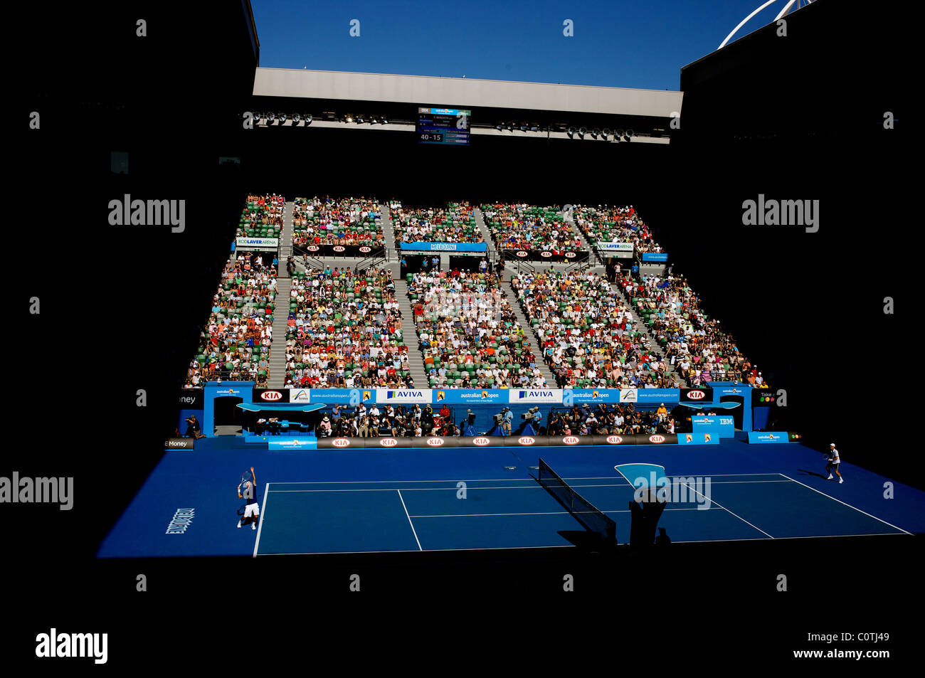 Roger Federer und Tomas Berdych Action in der Rod Laver Arena während der fünf Set Match von Federer gewonnen Stockfoto
