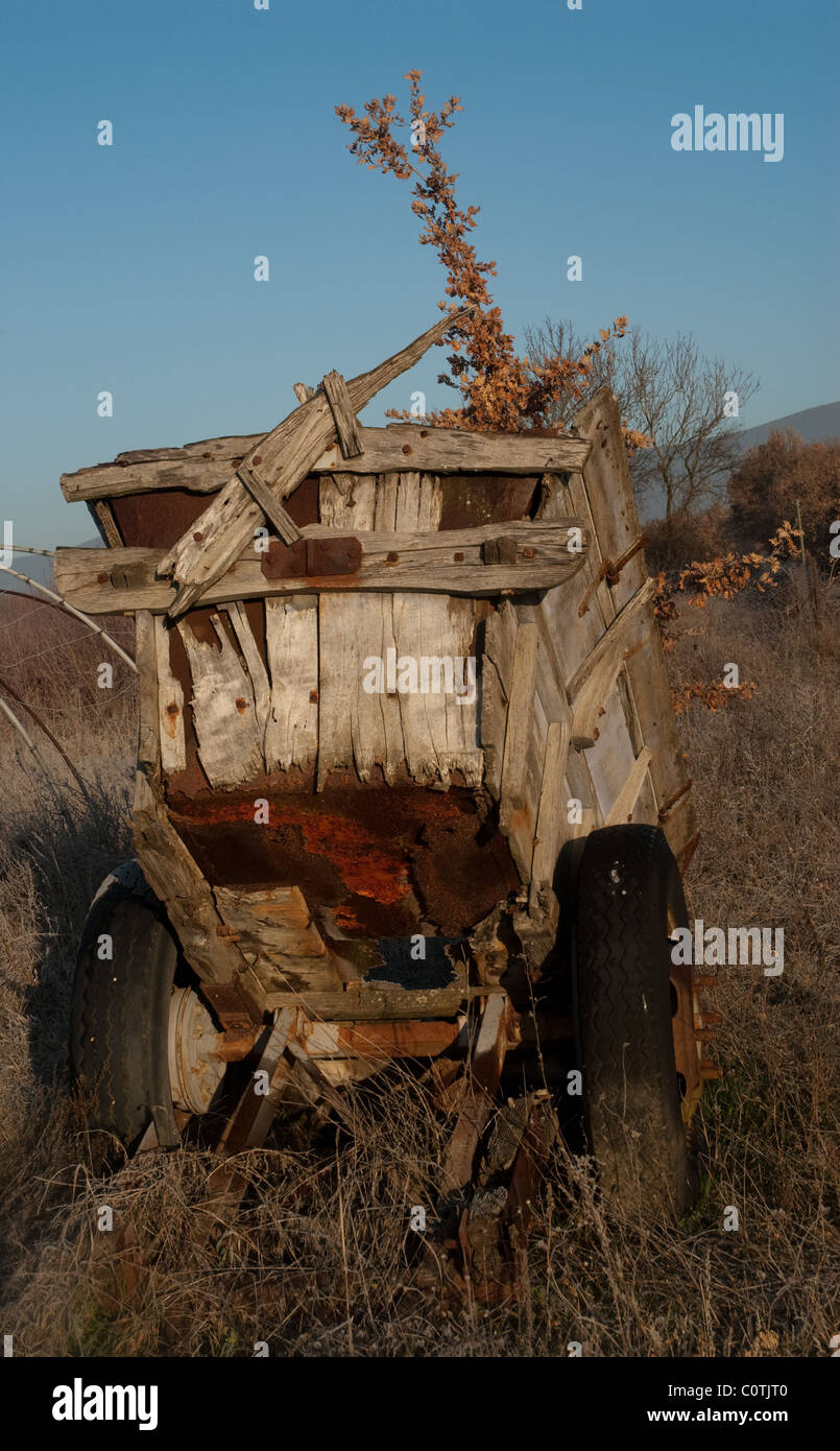 Ein Alter Bauernhof Cart mit rostigen Boden und baufälligen Holz Stockfoto