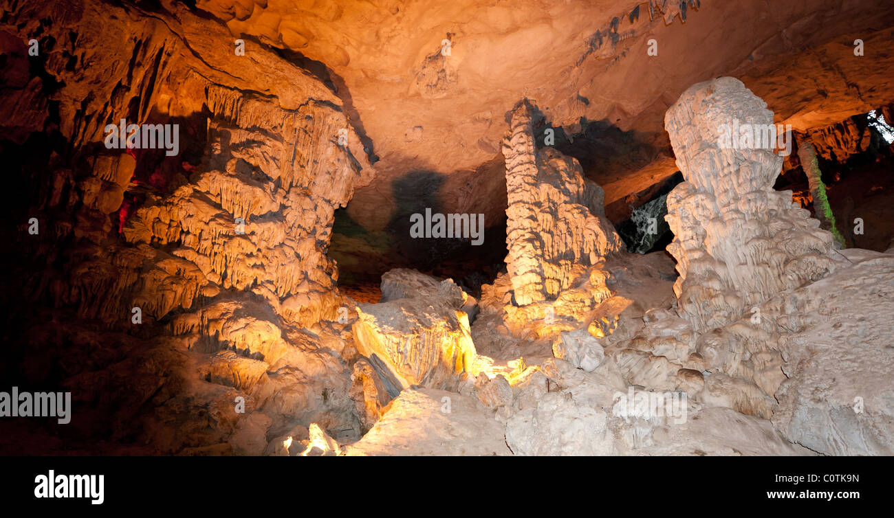 Hängen Sung Sot Grotte (Überraschung Grotte) von Ha Long Bay Stockfoto