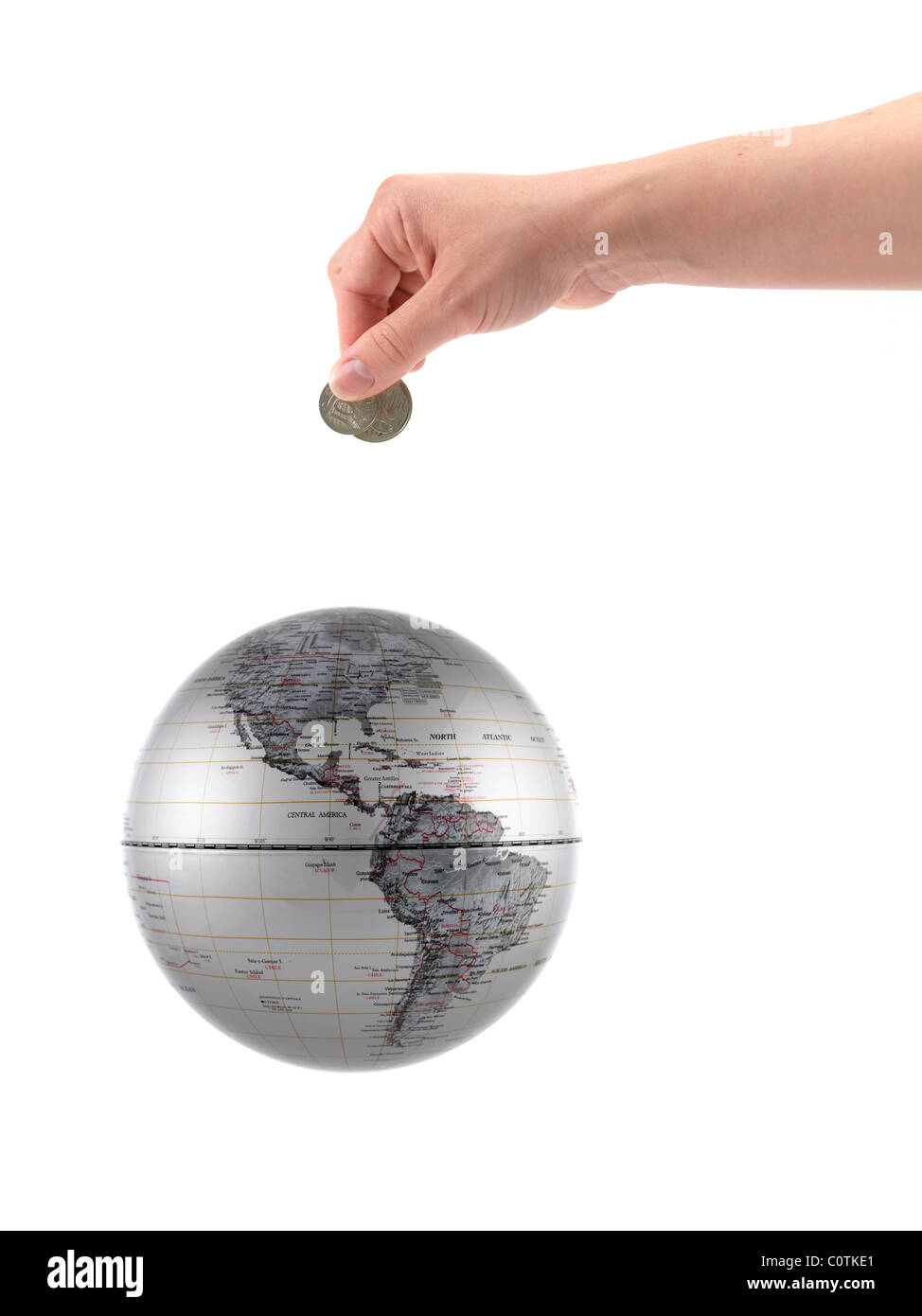 Eine weibliche Hand mit Münze vor einem weißen Hintergrund isoliert Stockfoto