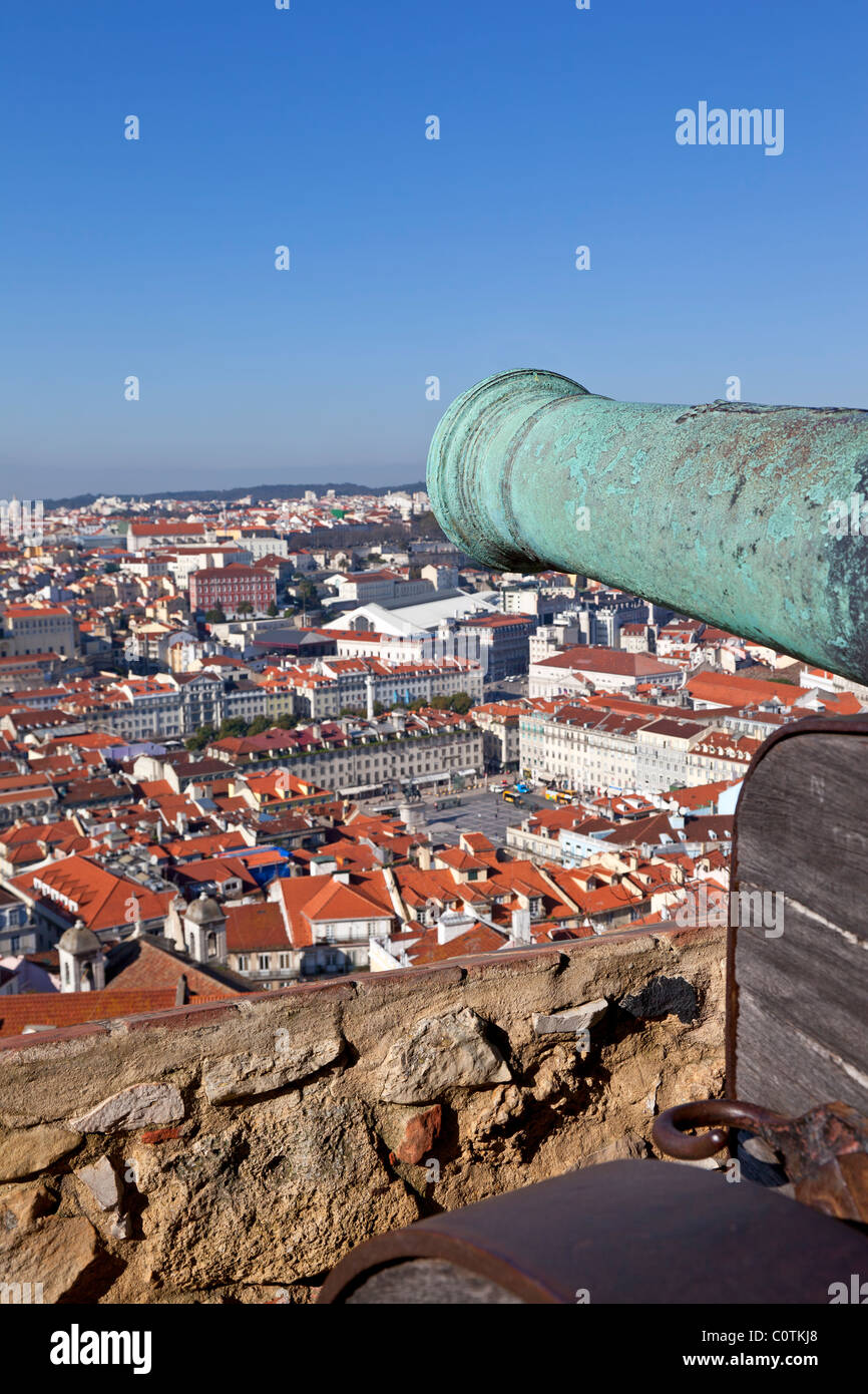 Burg Sao Jorge (St. Georg) in Lissabon, Portugal. Alte Bronze-Kanone und einen Blick über Lissabon "Baixa" (Innenstadt). Stockfoto