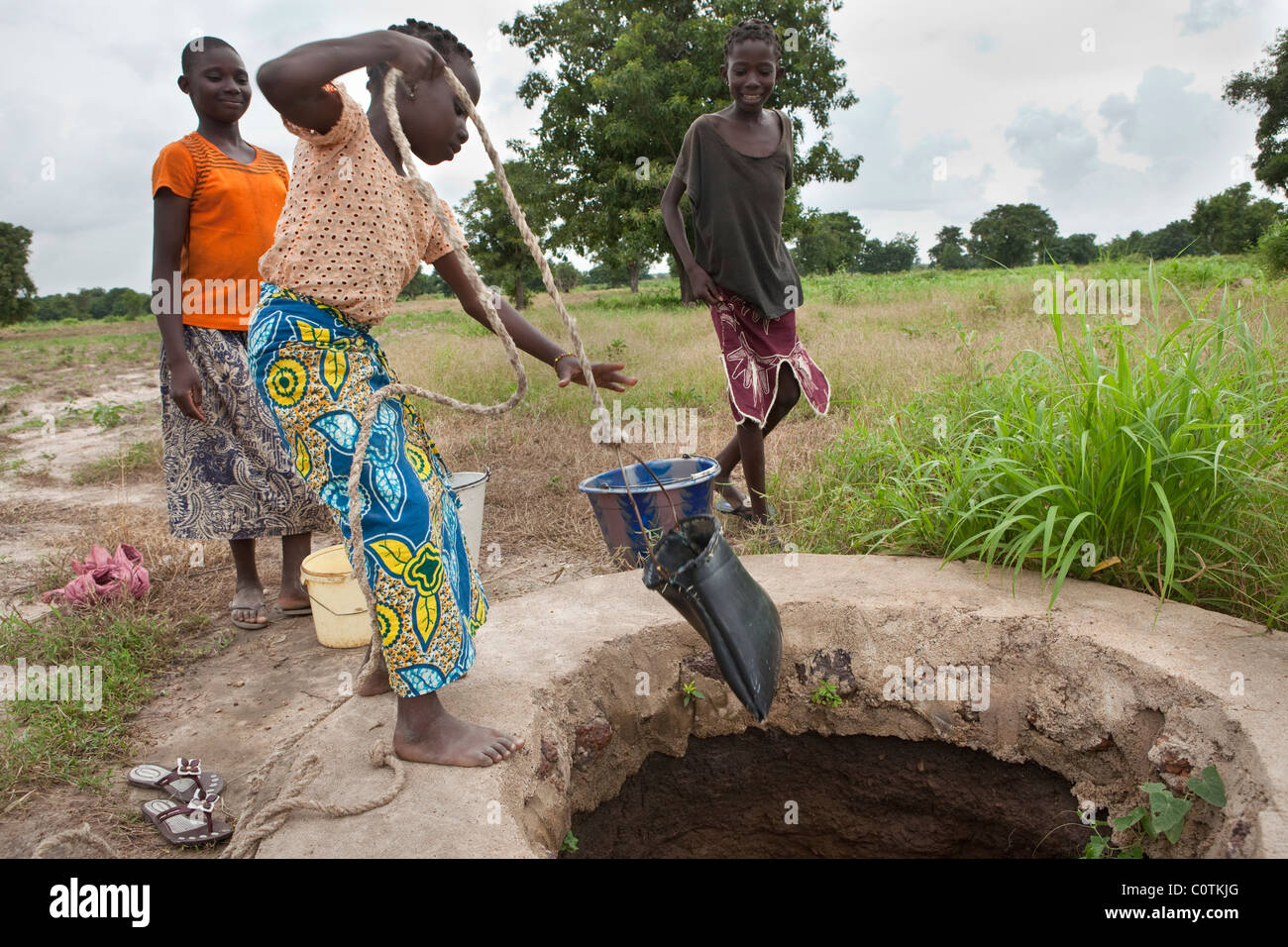 Mädchen holen Wasser aus einem Dorf in Safo, Mali, Westafrika. Stockfoto