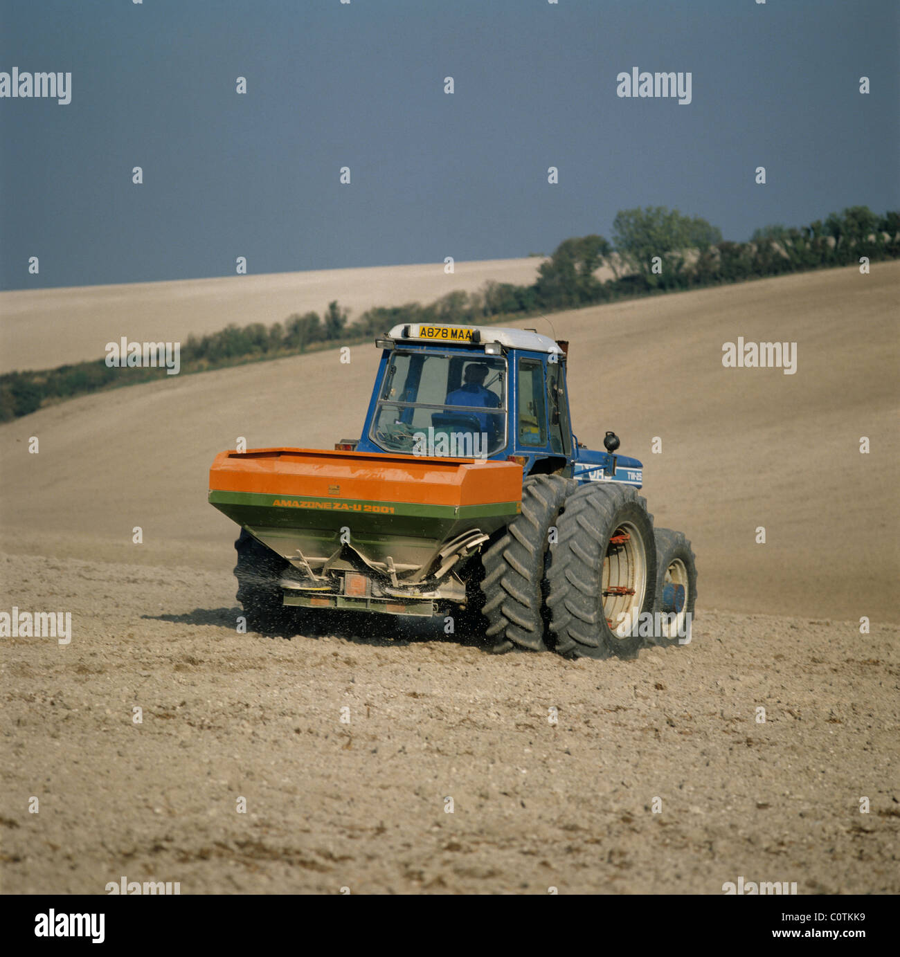 Traktor mit Amazone Scheibe Streuer Dünger auf eine feine Downland Kreide Saatbeet zu verbreiten Stockfoto