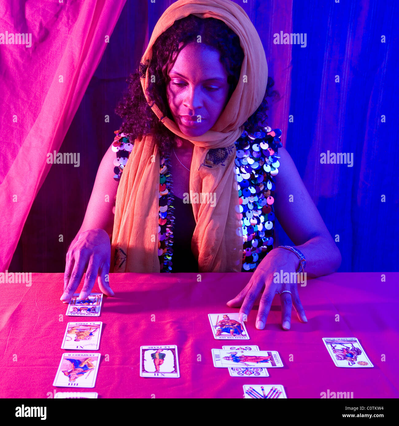 Weibliche Tarot Card reader Stockfoto