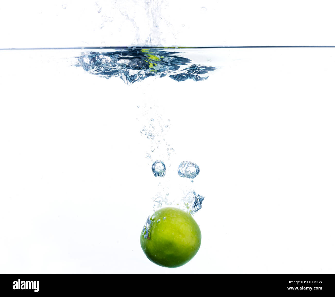 Apfel fällt durch Wasser Stockfoto