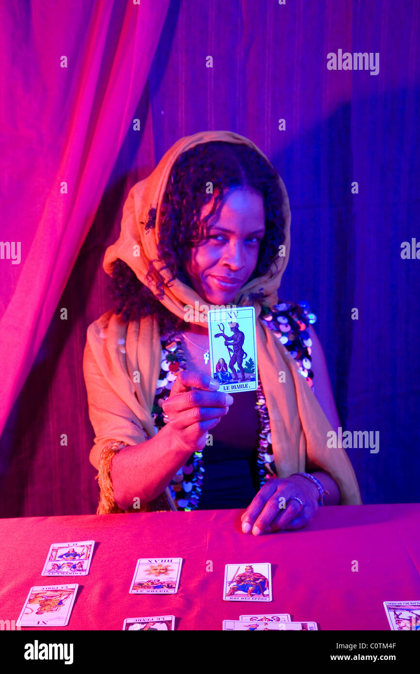Weibliche Tarot Card Reader - Fokus auf Karte "Le Diable" Stockfoto