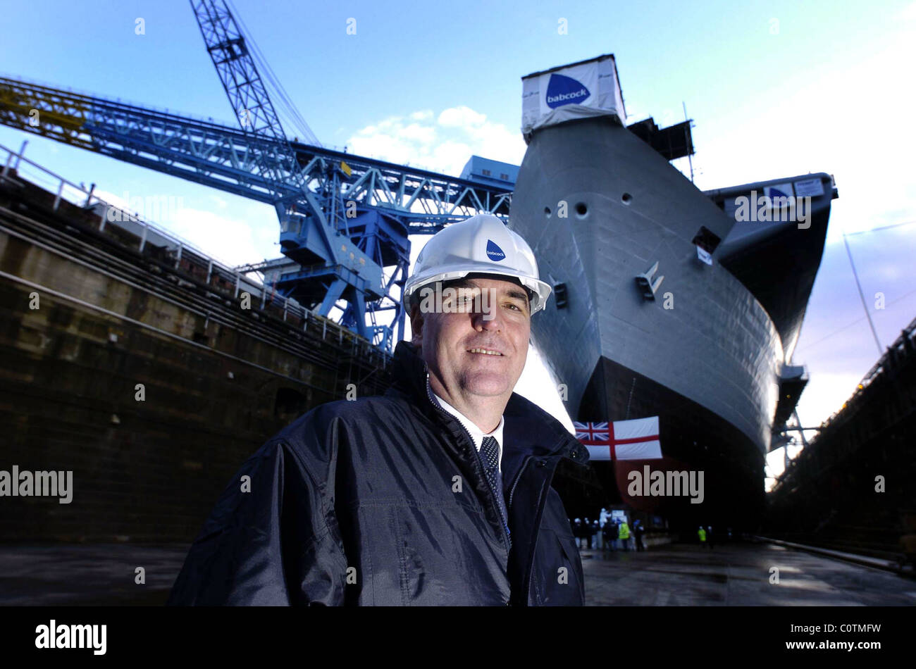 HMS ILLUSTRIOUS im Trockendock am WiFi Marinedockyard, im Bild Peter Rogers Chief Executive von Babcocks Stockfoto