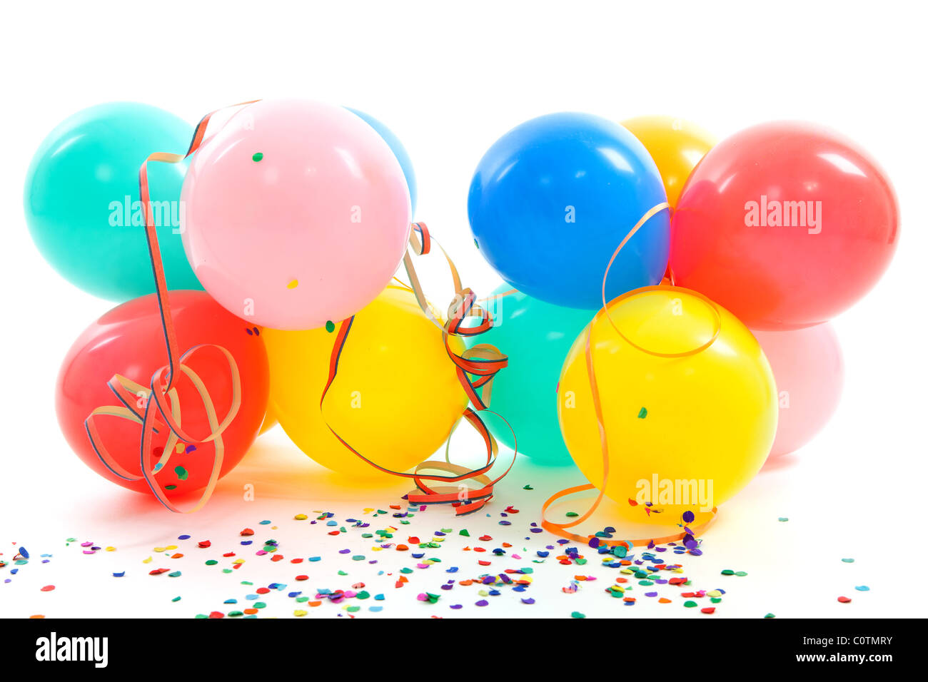 bunte Luftballons, Party Luftschlangen und Konfetti auf weißem Hintergrund Stockfoto