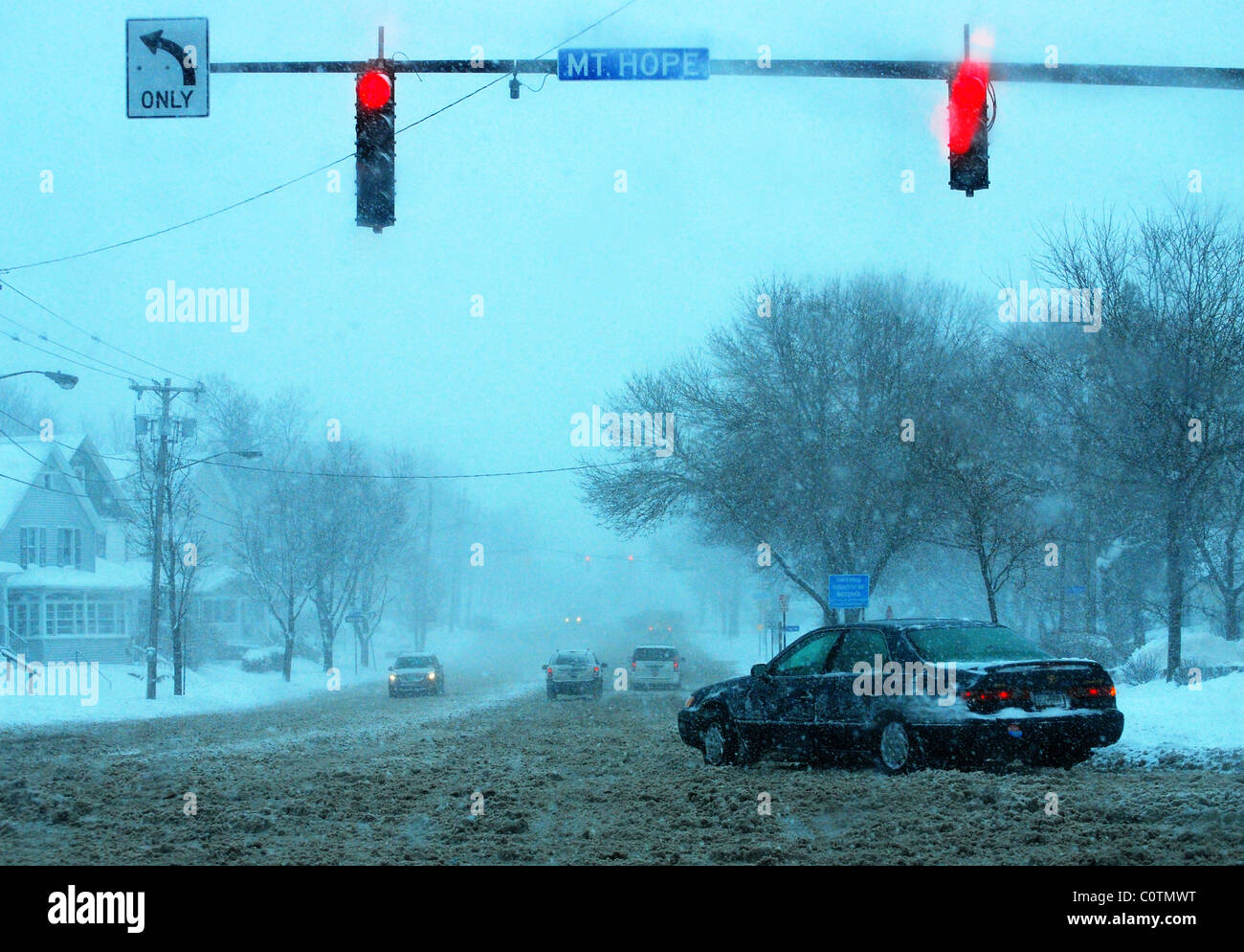 Automarken bei extremen Schneeverhältnissen zu drehen Stockfoto