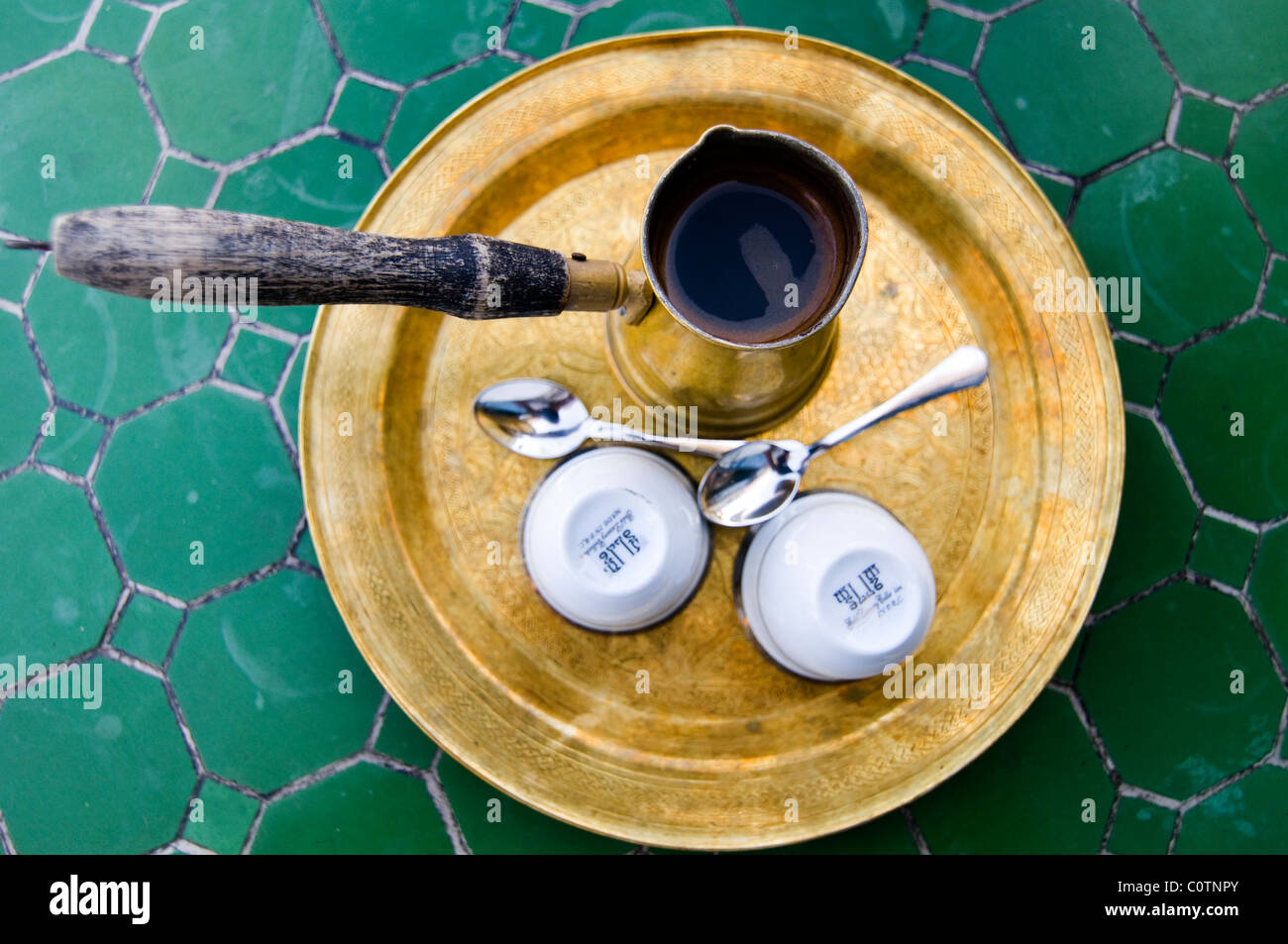 Arabisch (türkischen) Kaffee in einem kleinen Café in Jaffa. Stockfoto