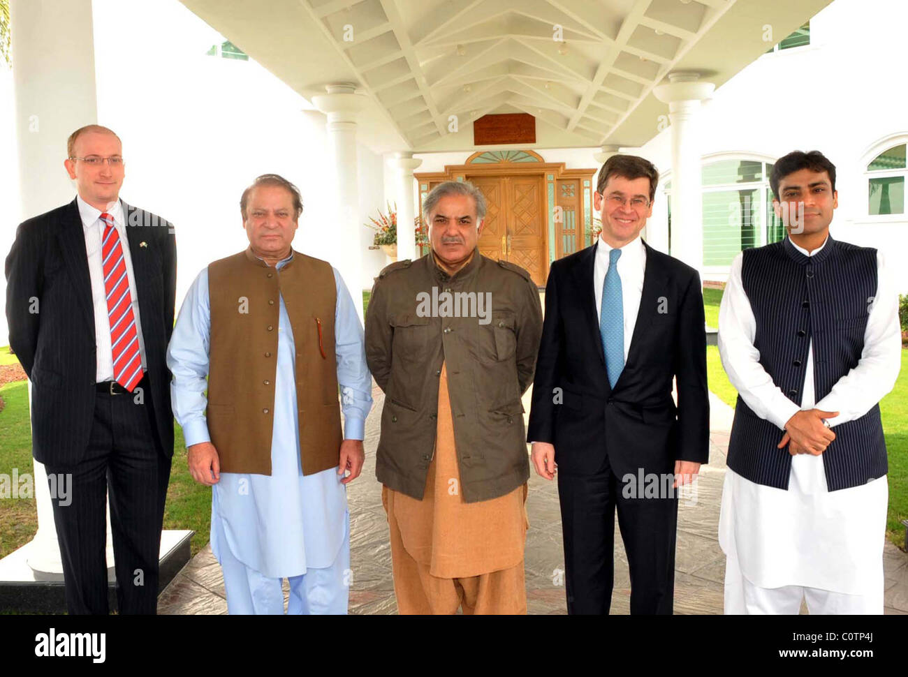 Moslemische Liga-N Chief, Nawaz Sharif im Gruppenfoto mit britischen Hochkommissar, Adam Thomson bei Treffen in Lahore Stockfoto