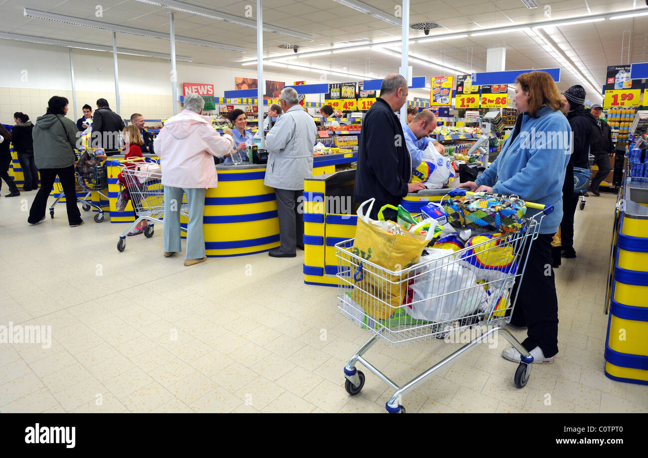 Lidl Discounter In Newhaven Kaufer Fur Ihre Waren An Der Kasse Bezahlen Stockfotografie Alamy