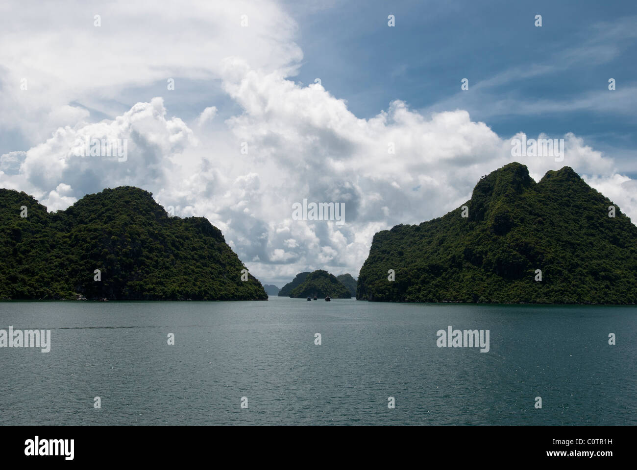 Blick auf Kalkstein Inseln in Ha long Bay mit einem dramatischen Himmel Stockfoto