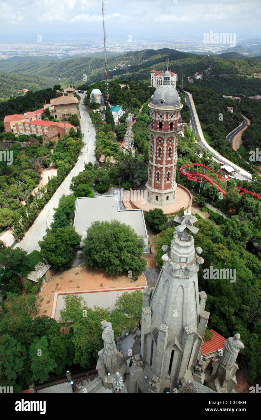 Arial Ansicht von der Spitze des Tempels de Sagrat Cor auf dem Gipfel des Mount Tibidabo in Barcelona, Katalonien, Spanien Stockfoto