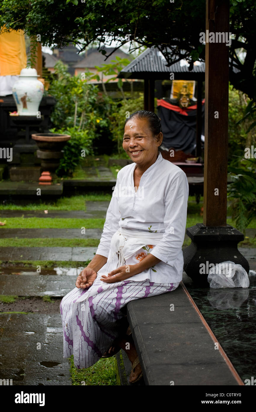 Eine Priesterin in der Hindu-Tempel in Bali, Indonesien, bekannt als Besakih oder der Mutterbügel an den Zeremonien teilnehmen. Stockfoto