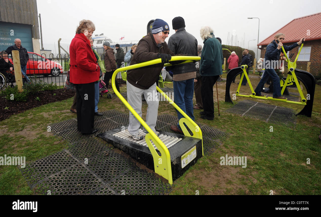 Menschen probieren Sie Geräte in der neuen grünen Outdoor-Sporthalle, die Firma The Great Outdoor-Fitness-Studio in Newhaven gerade geöffnet ist Stockfoto