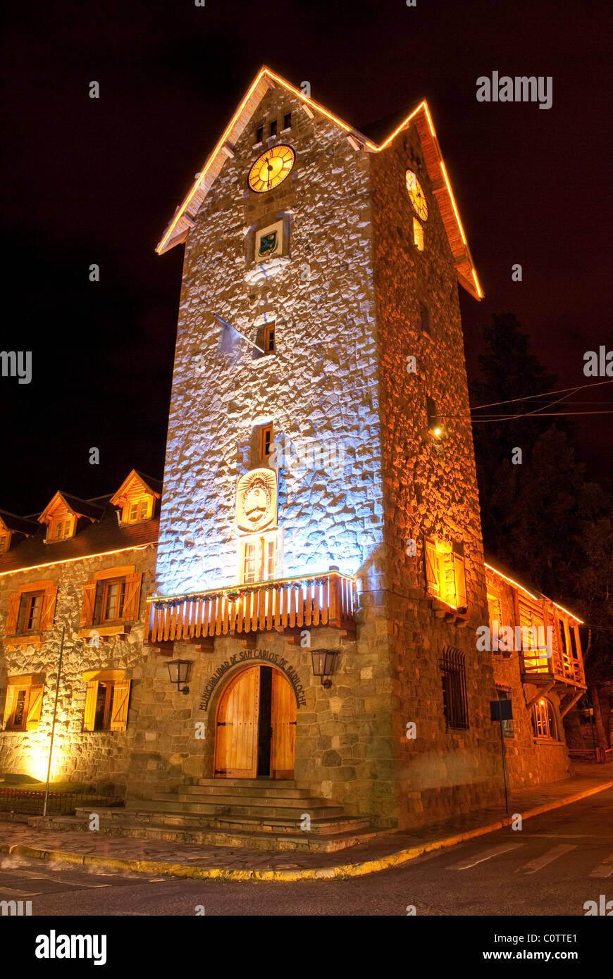 Nachtansicht des civic Center von San Carlos de Bariloche, Argentinien Stockfoto