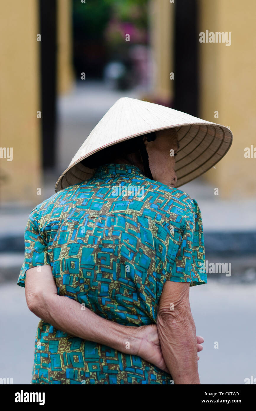 Zurück von einer Vietnamesin tragen die konische asiatischen Hut, Segge Hut, Paddy Hut, Reis Hut, Kuli Hut, Vietnam Stockfoto