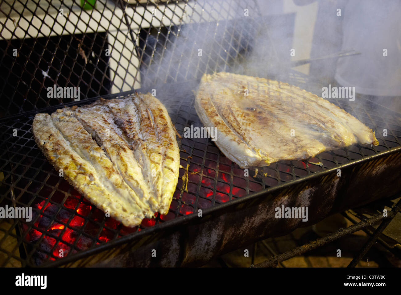 Kochen Snoek auf der Braai. Südafrika. Stockfoto