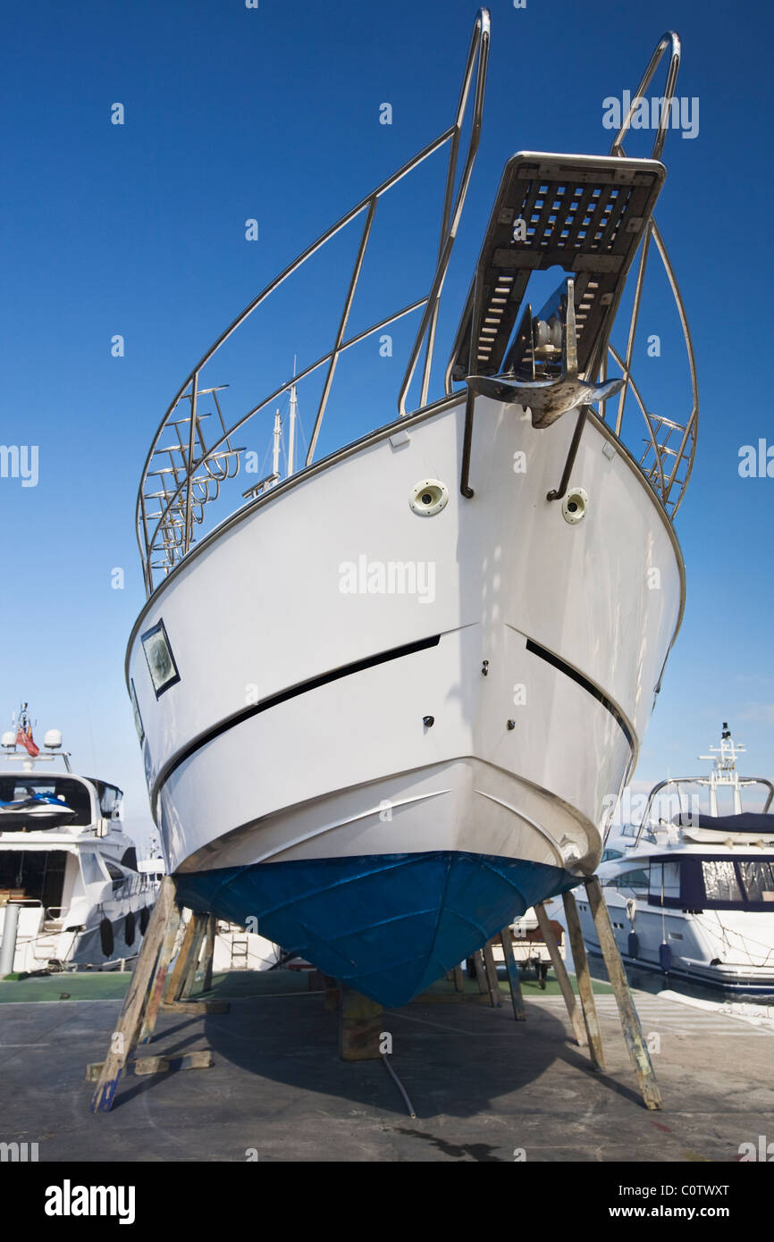 Segelboot trocken angedockt für Reparaturen, Mallorca, Balearen, Spanien Stockfoto