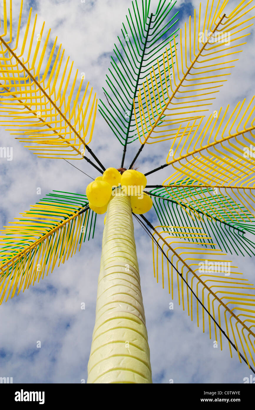 P LASTIC PALME UND KOKOSNÜSSE ON BEACH IN SPANIEN Stockfoto